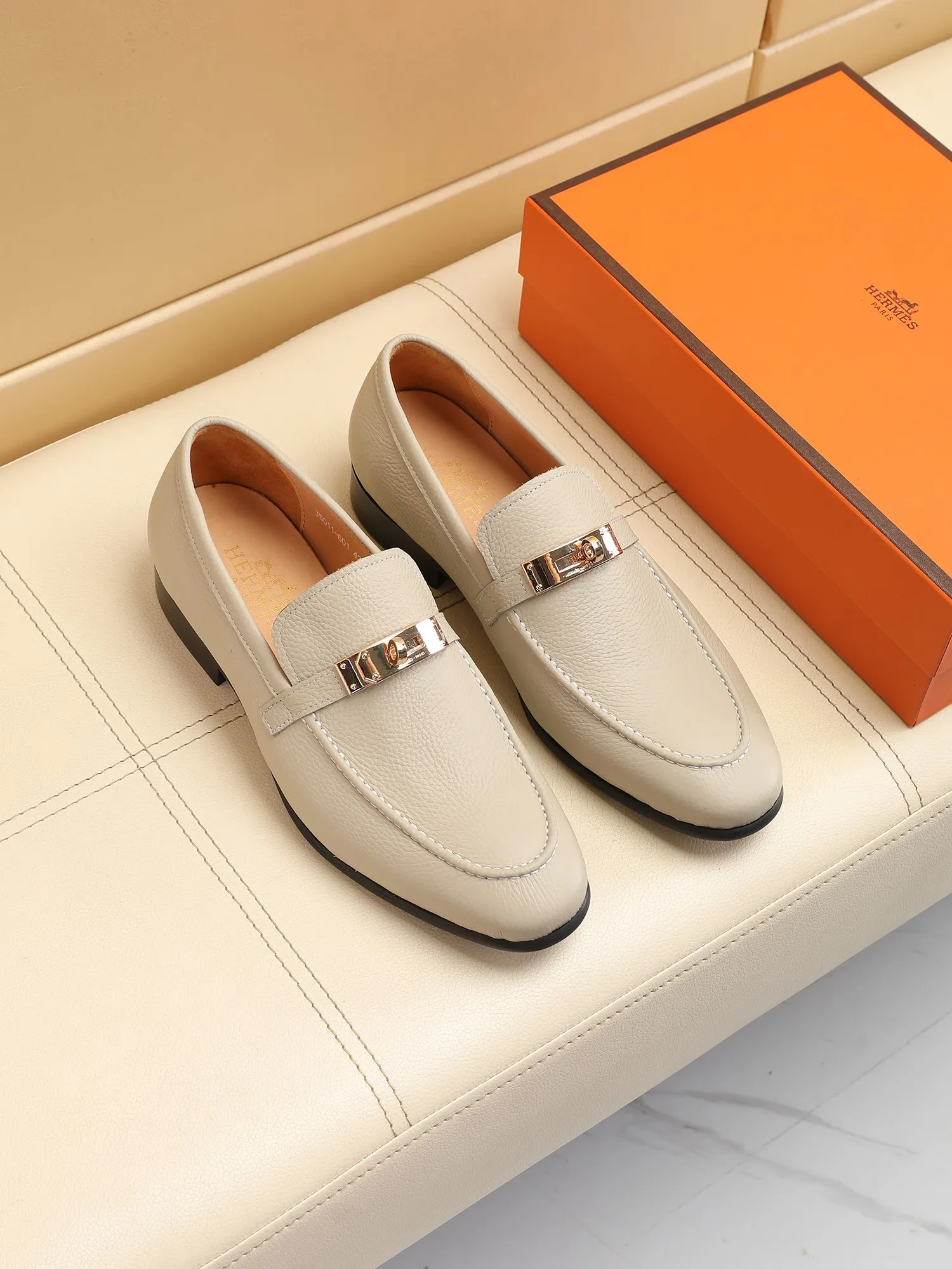 Factory price 440💶[HERMES] (cowhide lining)🍀Italian top luxury🍀He does not pursue novel styles and gorgeous colors, but attracts the favor of successful men with his flawless, elegant and classic style! This very, very comfortable, simple and stable style makes it easy to match any style! The pattern is absolutely 1:1 refined from the original case, and we strive for excellence in materials, imported cowhide + cowhide lining💪💪💪extraordinary texture👍! .Code number: 39 to 44 (38.4546 customized)